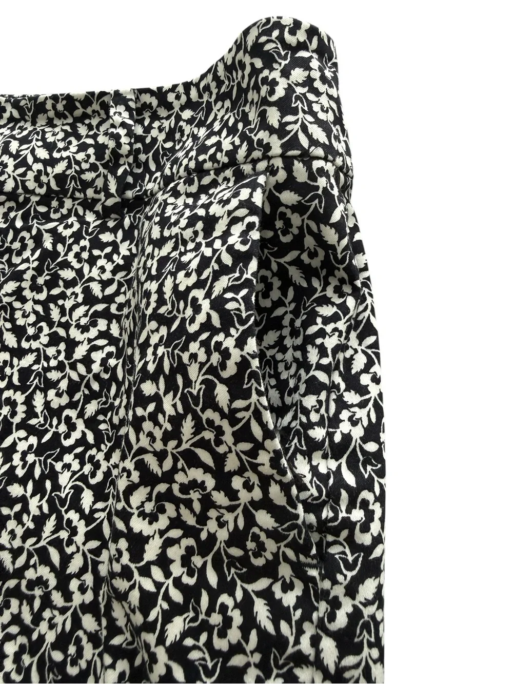 Ann Taylor Signature Black & White Floral Shorts Women 6P